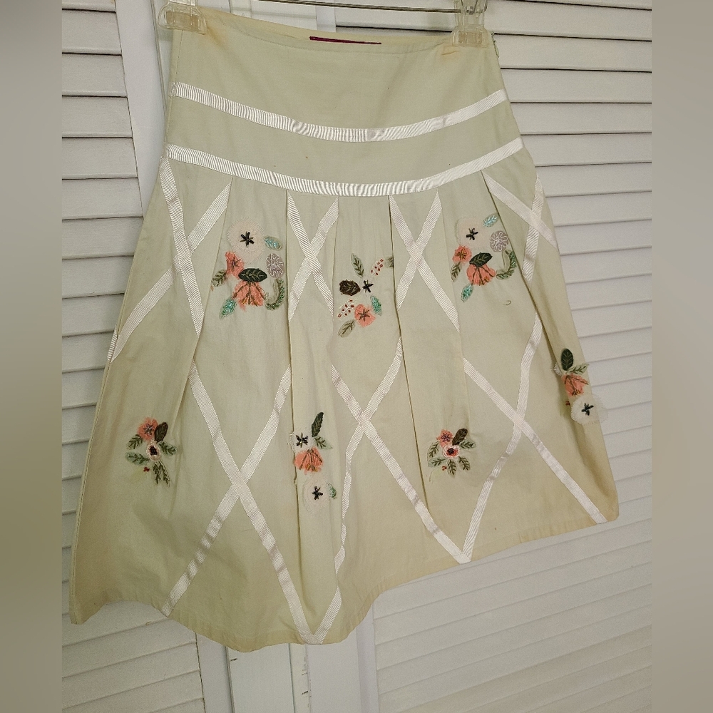 Chic Embroidered A-Line Skirt in Cream